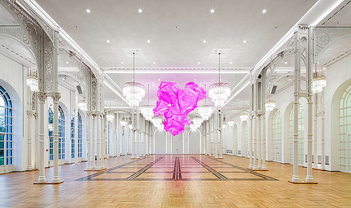 Dr. Stefanie Lucci eröffnet die Ausstellung „Aljoscha. Paradise Engineering“ in der Flora Köln